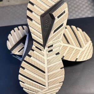 Women’s Brooks Revel 5